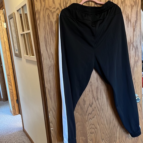 PUMA Classic Track Pant with Cat Logo, Contrast Leg Stripe and Pockets - Picture 10 of 12